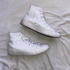 Womens Converse gently used 🤍